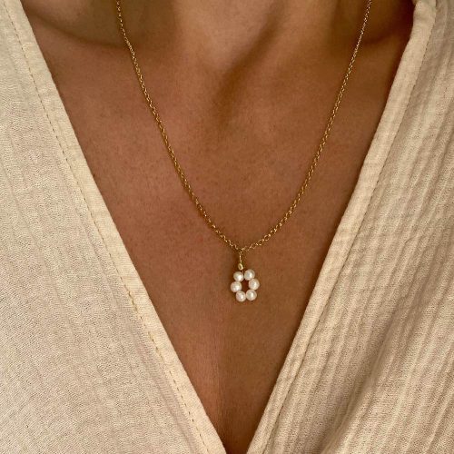 modny naszyjnik z perłami na łańcuszku