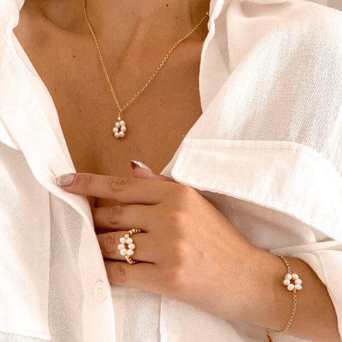 bransoletka, pierścionek i naszyjnik z perłami