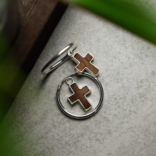 Kolczyki kółka z zawieszką krzyżyk srebrne