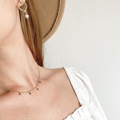 naszyjnik z szmaragdami i kolczyki z perłami