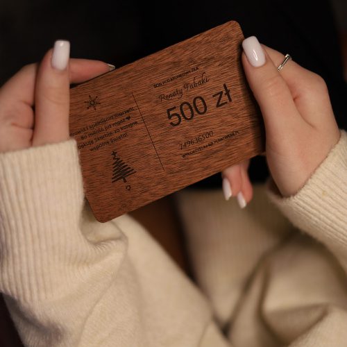 drewniany bon podarunkowy pod choinkę
