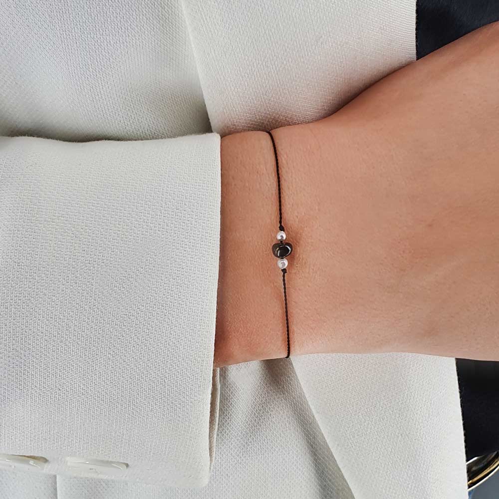 bransoletka na czarnym sznurku