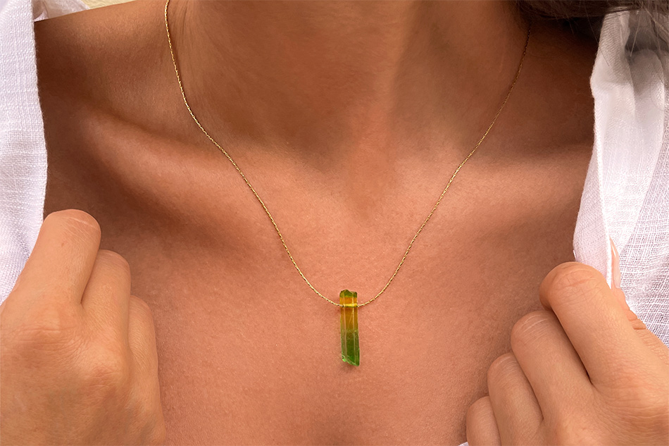 naszyjnik na&nbsp;złotej lince z&nbsp;zielonym kamieniem