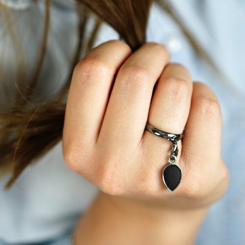 Pierścionek ciemny rod łezka